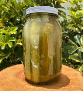 Encurtido de pepinillos salados con ajo y eneldo