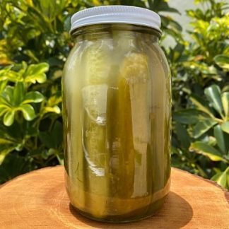 Encurtido de pepinillos salados con ajo y eneldo