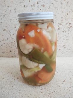 Verduras en escabeche con chile serrano